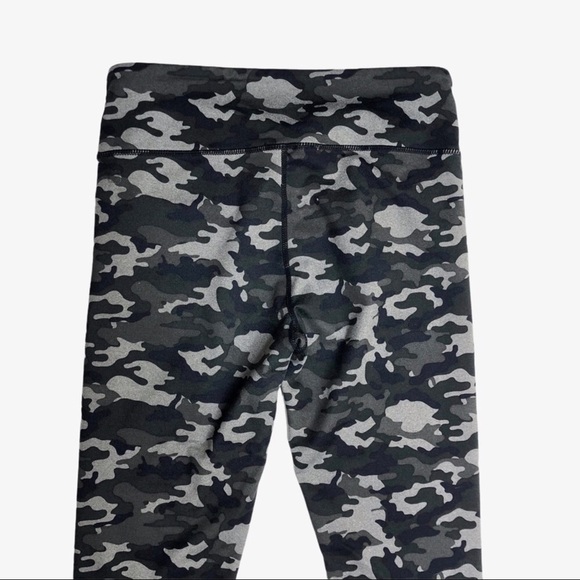 Fabletics Lima Capri Cropped Leggings Green Camo Size Small Activewear Mid Rise - Picture 6 of 7